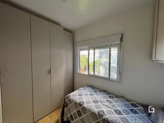 Quarto com armários embutidos e janela.