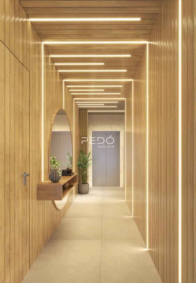 Corredor interno com revestimento de madeira e iluminação linear.
