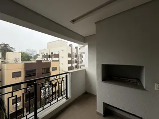 Vista de um terraço com grade de ferro em um apartamento em Lajeado.