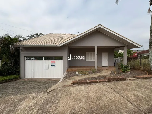 Fachada de uma casa em Lajeado, Brasil, com garagem e entrada coberta.