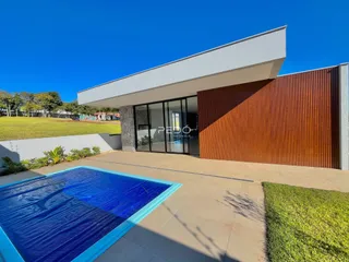 Fachada de uma residência com piscina e área externa em Lajeado, Brasil.