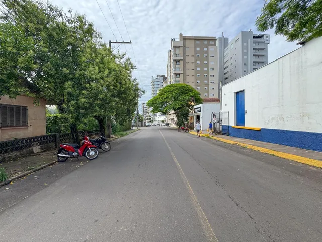 Vista da rua em Lajeado, Brasil, mostrando fachadas de edifícios residenciais.