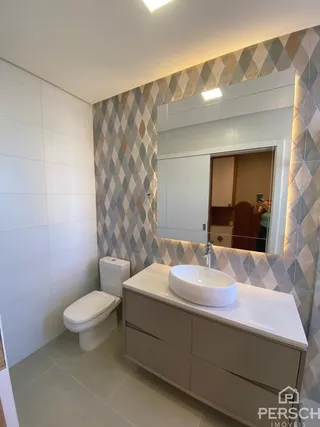 Foto de um banheiro com vaso sanitário e bancada.