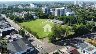 Vista aérea de uma propriedade com grande área verde em Lajeado.