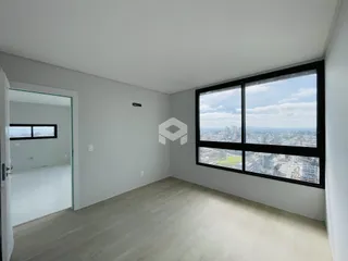 Ambiente interno com grande janela oferecendo vista da cidade.