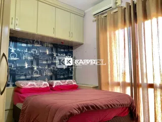 Quarto com cama rosa e painel de cidade noturna.