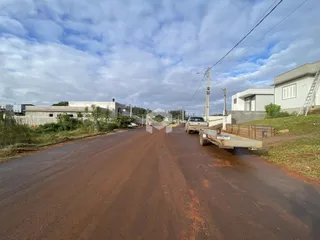 Vista da rua em Lajeado, Brasil, mostrando casas e uma estrada de terra.