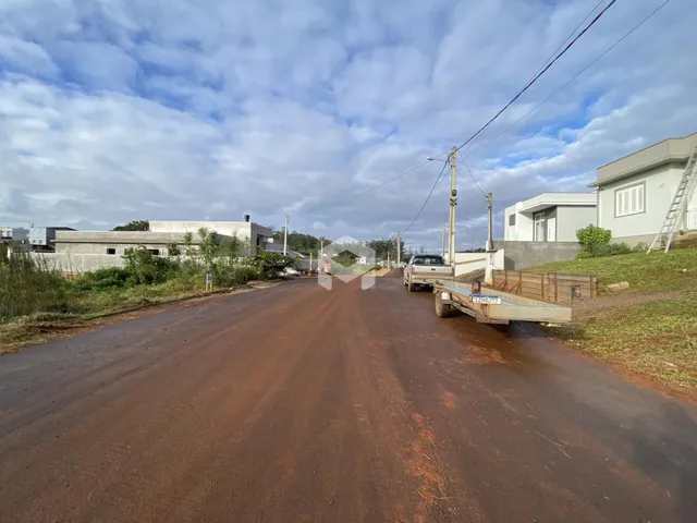 Vista da rua em Lajeado, Brasil, mostrando casas e uma estrada de terra.