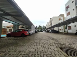 Vista externa de uma área pavimentada com estrutura de cobertura em Lajeado.