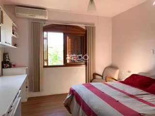 Quarto com janela de madeira e piso de madeira em Lajeado, Brasil.