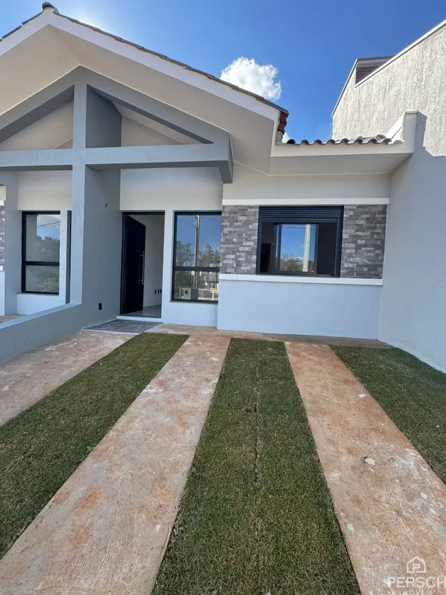 Fachada de uma casa moderna com revestimento cinza e paredes brancas em Lajeado, Brasil.