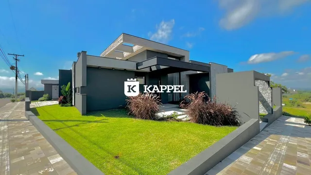 Fachada moderna de uma residência em Lajeado, Brasil, com jardim bem cuidado.