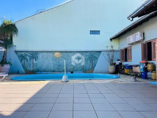 Foto externa de uma piscina em uma propriedade em Lajeado, Brasil.