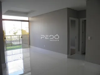 Interior de uma sala com grande janela de vidro.