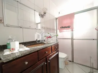 Interior de uma sala com armários e porta de vidro.