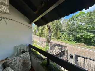 Vista da paisagem verde através da varanda de uma residência em Lajeado.
