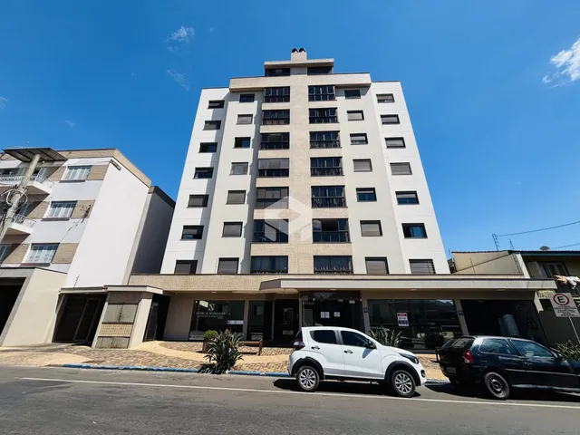 Fachada de um prédio residencial em Lajeado, Brasil sob céu azul.