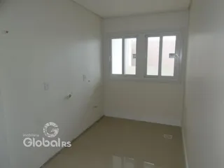Vista interna de um cômodo com paredes brancas e piso claro.