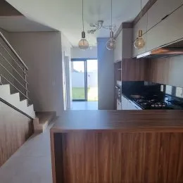 Detalhe de um balcão de madeira em um ambiente interno.