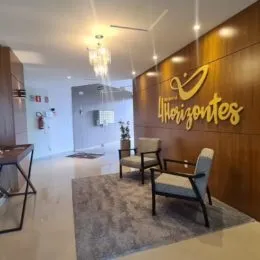Foto de um ambiente interno com painel de madeira na sala.