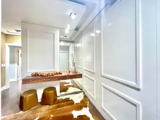 Hall de entrada moderno com decoração de parede e tapete.