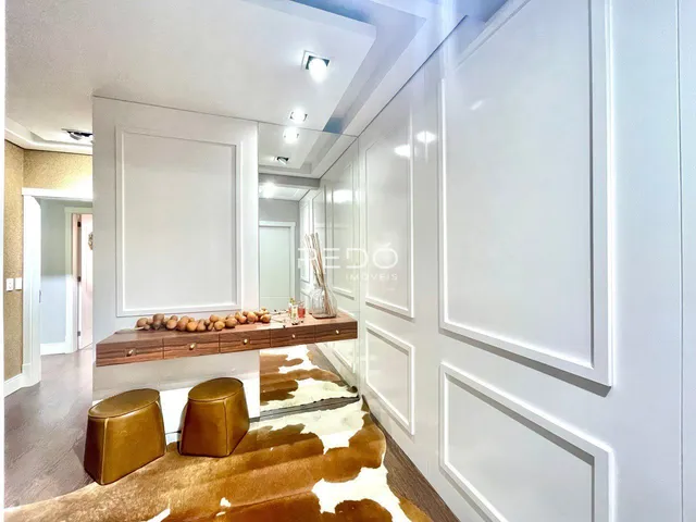 Hall de entrada moderno com decoração de parede e tapete.