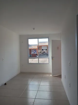 Interior de um ambiente com piso de cerâmica e paredes brancas.