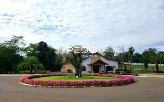 Fachada de uma residência com jardim e área pavimentada em Lajeado.