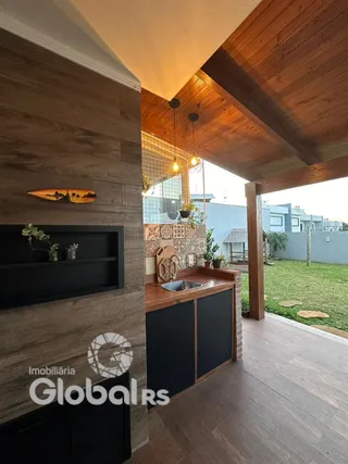 Foto de uma área de cozinha com revestimento de madeira.