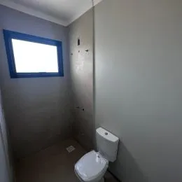 Foto de um banheiro interno com vaso sanitário.