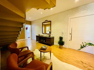 Sala de estar com piso de madeira e móveis de madeira.