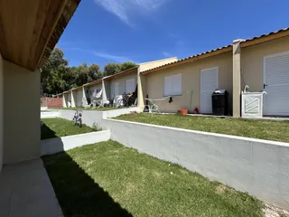 Fachada de uma residência com jardim gramado em Lajeado, Brasil.