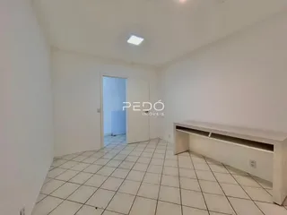 Hall de entrada com piso de cerâmica branca.