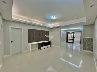 Interior de uma sala com piso de cerâmica clara e armário embutido.