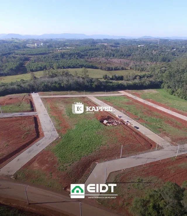 Vista aérea de um terreno em Lajeado, Brasil, mostrando áreas de terra e vegetação.