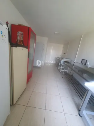 Corredor interno de uma residência com piso de cerâmica clara.