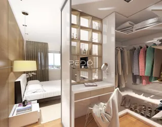 Quarto com guarda-roupa e área de vestiário em um imóvel.