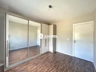Foto de um quarto com armários embutidos e piso de madeira.