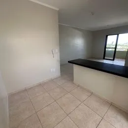 Vista interna de um cômodo com piso de cerâmica e paredes brancas.