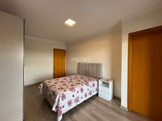 Quarto com cama e porta de madeira em ambiente interno.