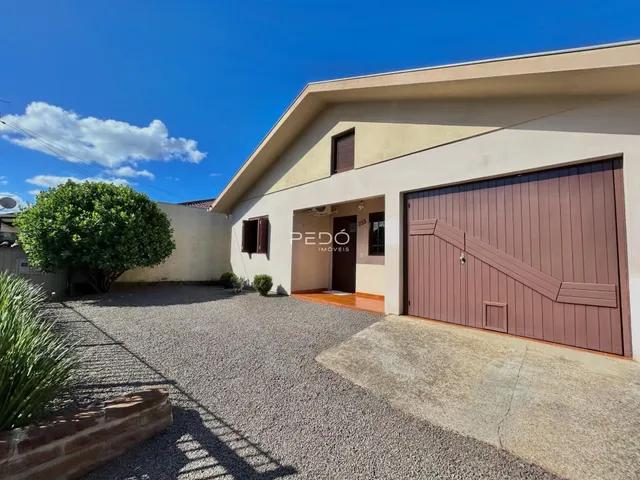 Fachada de uma casa em Lajeado, Brasil, com garagem e jardim.