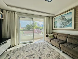 Sala de estar com vista para o exterior e porta de vidro.