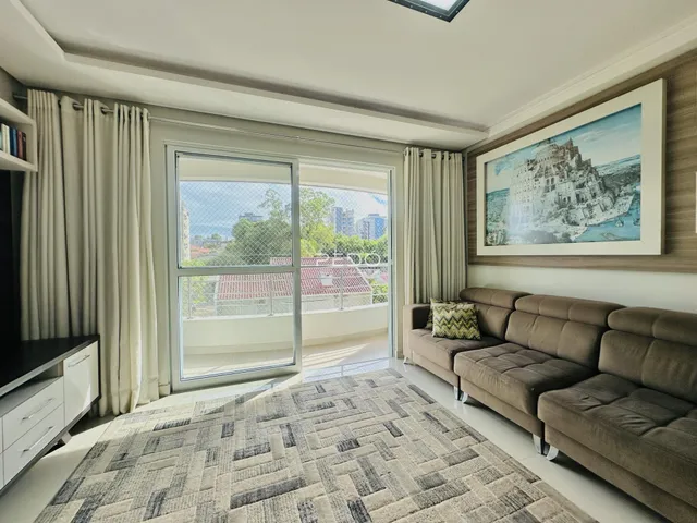 Sala de estar com vista para o exterior e porta de vidro.