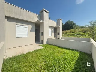 Fachada externa de uma residência em Lajeado, Brasil, com jardim gramado.
