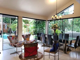 Sala de jantar com mesa e cadeiras em um imóvel no Brasil.
