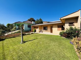 Fachada de uma residência em Lajeado, Brasil, com jardim gramado.