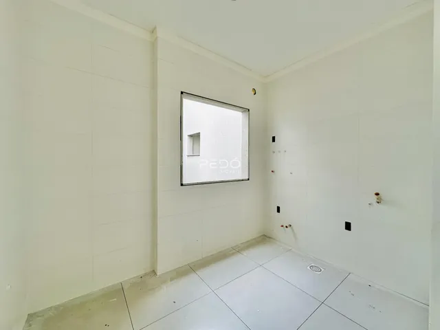 Ambiente interno com paredes brancas e piso claro.