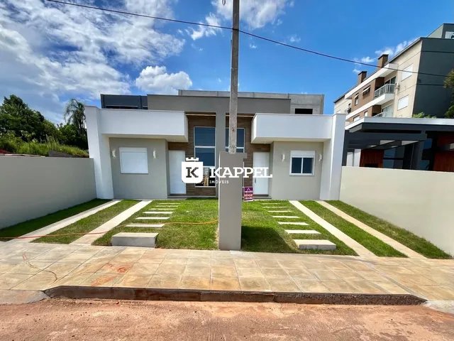 Vista externa de uma casa moderna com jardim em Lajeado, Brasil.