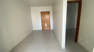Hall de entrada com porta de madeira em um imóvel no Brasil.