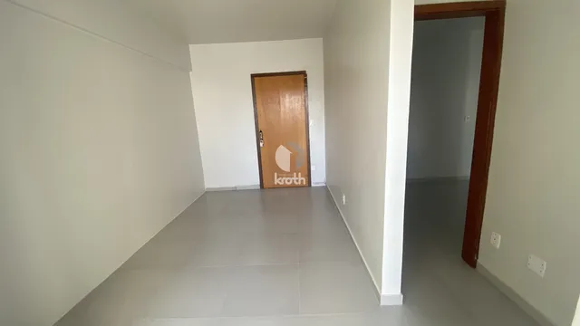 Hall de entrada com porta de madeira em um imóvel no Brasil.